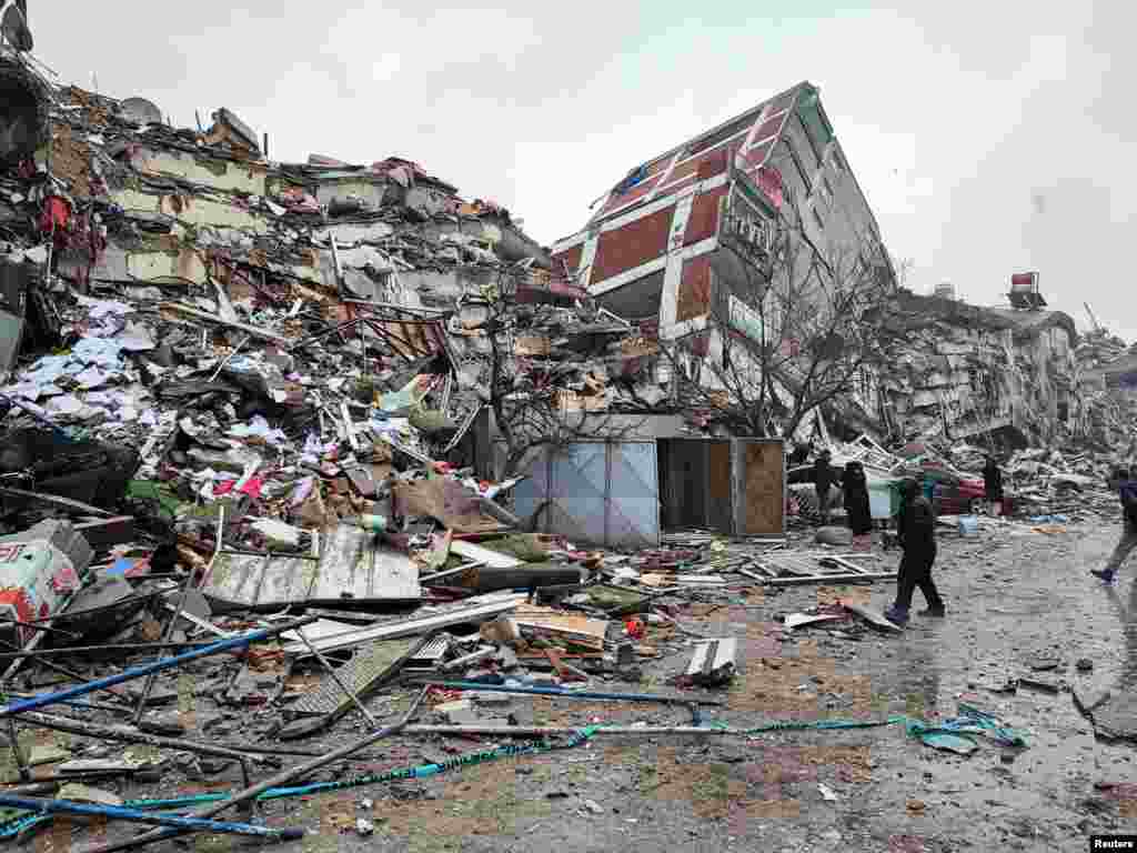 Кахраманмараш шаарында урандыга айланган көп кабаттуу үй. 6-февраль, 2023-жыл. Түркиянын ички иштер министри Сулейман Сойлу жалпысынан 10 шаар: Газиантеп, Кахраманмараш, Хатай, Османие, Адияман, Малатья, Шанлыурфа, Адана, Диярбакыр жана Килис жабыркаганын билдирди.