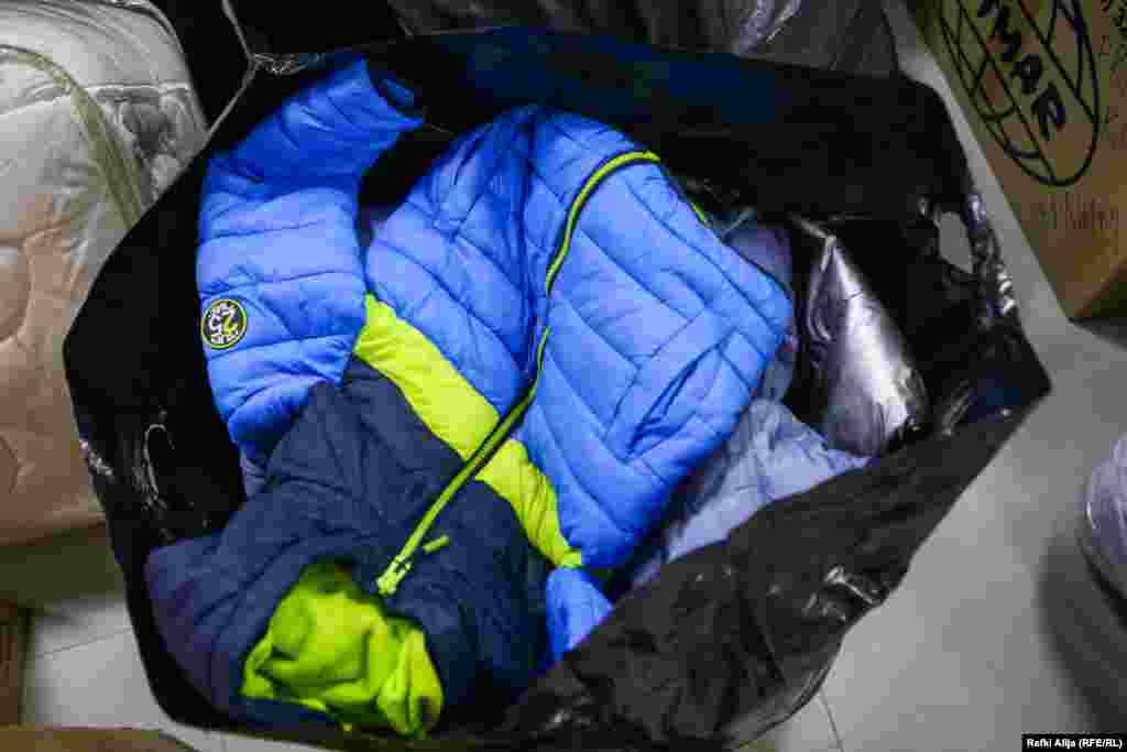 Një xhaketë fëmijësh e nisur në zonat e tërmeteve. Gazetarët nga terreni kanë raportuar se xhamitë dhe kishat janë hapur për të strehuar të mbijetuarit e tërmeteve, mirëpo ka shumë prindër që po ecin nëpër rrugë për të ngrohur fëmijët e mbuluar vetëm me batanije.