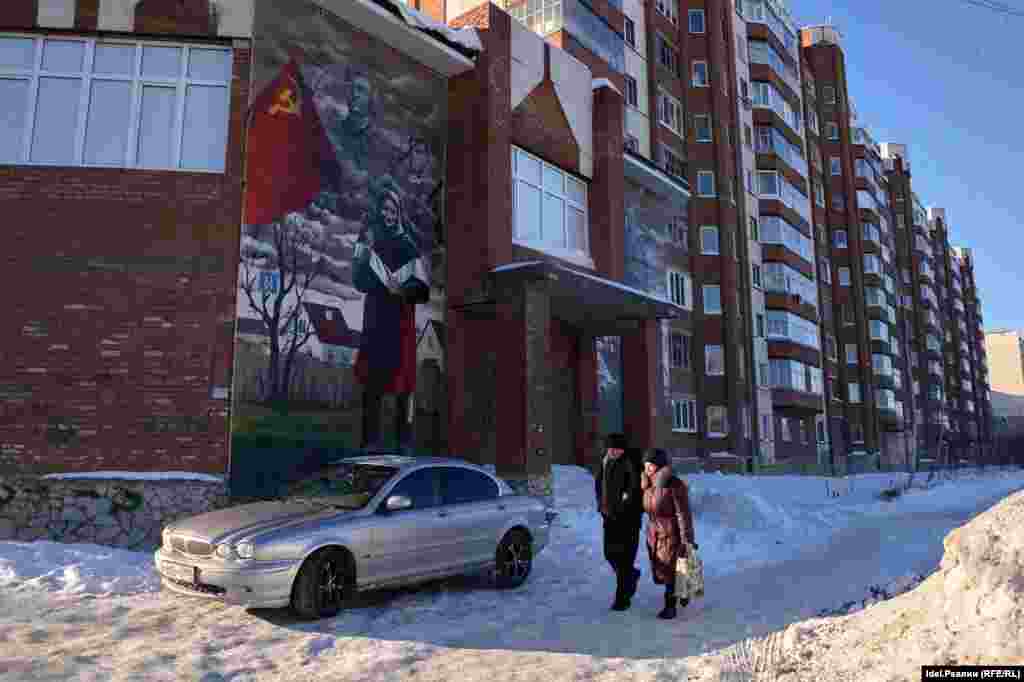 "Бабушка с советским флагом"&nbsp;