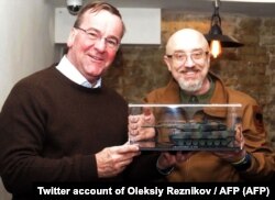 Міністр оборони Німеччини Борис Пісторіус дарує мініатюрну копію танка Leopard 2 міністру оборони України Олексію Резнікову. Київ, 7 лютого 2023 року