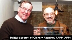 Міністр оборони Німеччини Борис Пісторіус подарував мініатюрну копію танка Leopard 2 міністру оборони України Олексію Резнікову під час зустрічі в Києві, 7 лютого 2023 року