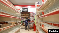 Կիսադատարկ դարակաշարեր Ստեփանակերտի սննդի խանութներից մեկում, 27-ը հունվարի, 2023թ․