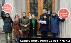 Activiştii Declic, alături de avocaţii care au depus plângerea în instanţă.