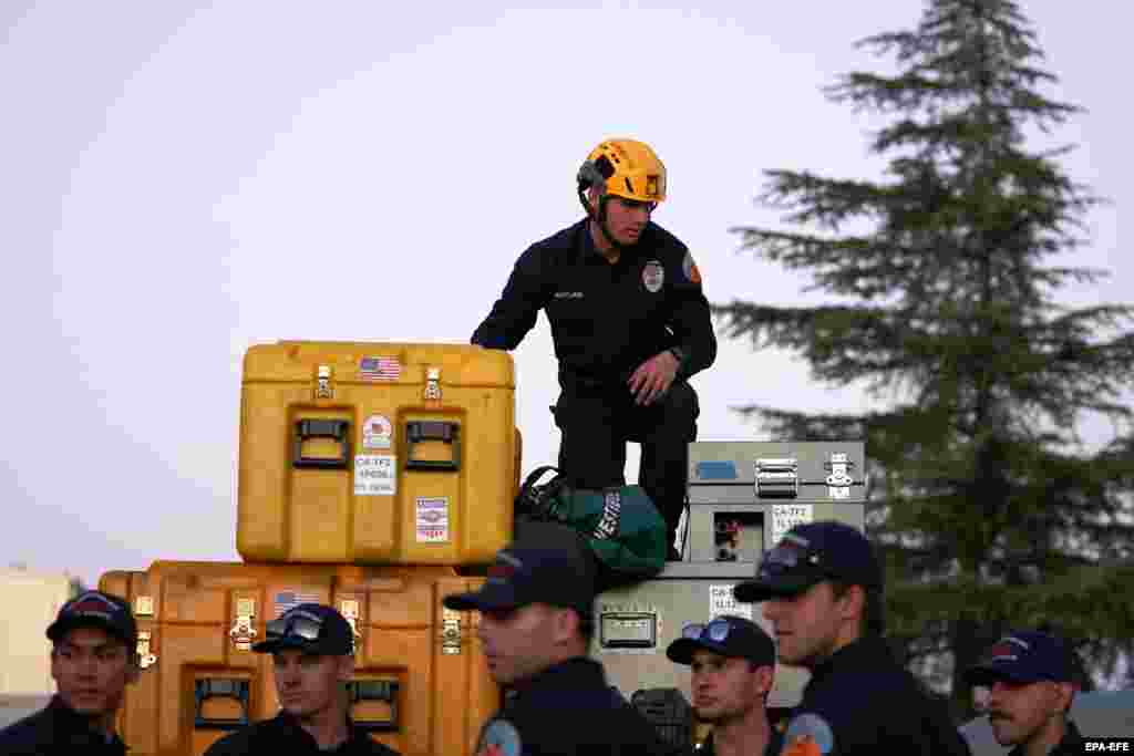 Membri ai Departamentului de pompieri din Los Angeles se pregătesc pentru desfășurarea în Turcia pe 6 februarie. Aproape 100 de pompieri și ingineri structuraliști din LA, împreună cu șase câini de salvare, sunt trimiși în Turcia.