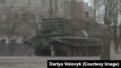 Російська військова техніка біля будинку Дарії Воловик на Сумщині, 2022 рік