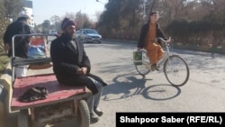 کارگران روزمزد در کابل و بسیاری از ولایات افغانستان می گویند که روز ها منتظر دریافت کار هستند اما به دلیل فقر گسترده٬ و افزایش افراد بیکار٬ کار یافت نمیشود