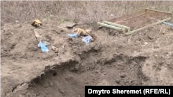 Останки тіл жителі ховали в могилі біля будинку