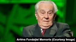 Mircea Carp, jurnalistul de prestigiu al posturilor de radio Vocea Americii și Europa Liberă este martorul unui secol de istorie pe care le-a trăit pe frontul războiului și pe frontul jurnalismului, mereu în slujba adevărului și al Românei