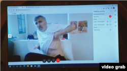 Міхеїл Саакашвілі під час засідання суду підняв сорочку та продемонстрував свій фізичний стан, вибачившись перед усіма «за неестетичні кадри», 1 лютого 2023 року