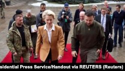 Președintele Comisiei Europene, Ursula von der Leyen s-a întâlnit cu președintele ucrainean Volodimir Zelenski la Kiev, pe 2 februarie.