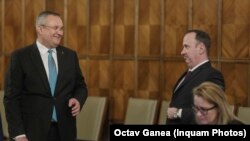 Guvernul vrea să își reducă cheltuielile fără a afecta salariile, investițiile și fără a crește impozitele. În imagine, Nicolae Ciucă, premierul României, alături de Adrian Câciu, ministrul de Finanțe. 