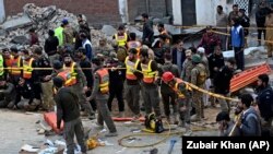 د ۲۰۲۳ کال په جنورۍ کې په پېښور کې تر شوي ځانمرګي برید وروسته د ژغورنې ډلې د پېښې په ځای کې ولاړ دي - انځور له ارشیفه