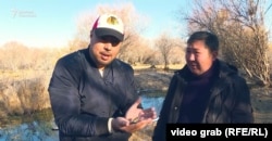 Корреспондент «Азаттыка» Сабыр Абдымомунов и Алмазбек Раев (справа).