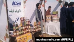 د فبرورۍ پر ۲۷مه د کورنیو تولیداتو نندارتون ته د ننګرهار یوشمېر کمپنیو خپل شیان وروړي ول. 