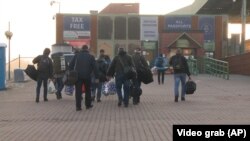 უკრაინელები ბრუნდებიან სამშობლოში, ბრძოლაში ჩასართავად.