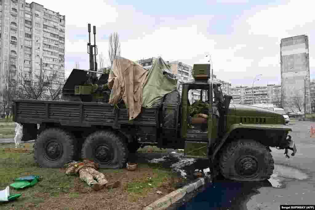 Украина гаскәре киемендәге хәрбиләр. Алар 25 февральдә Киевка һөҗүм вакытында атып үтерелгән