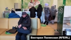 Жители Бурятии в Сбербанке, Улан-Удэ, 28 февраля 2022 года.