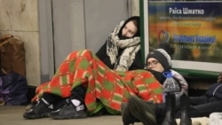 Populația din Kiev se adăpostește în stațiile de metrou pentru a se feri de atacurile nocturne ale armatei ruse. Imagine: Reuters/Irakli Gedenidze