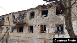 Так виглядають чимало будинків Волновахи на Донеччині після обстрілів Росії: суцільна руїна. Люди просять про зелений коридор