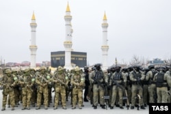 Vojnici sudjeluju u smotri trupa i vojne opreme Čečenske Republike u rezidenciji Ramzana Kadirova, šefa Čečenske Republike, 25. februara 2022., dan nakon napada Rusije na Ukrajinu.