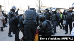 Задержание участника антивоенной акции, архивное фото 