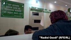 Получательница денежного перевода в одном из банков Душанбе. Архивное фото