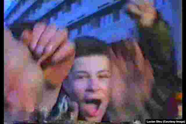 Mihai Demetriade avea 16 ani când au început protestele în Brăila. O filmare de amator l-a surprins când striga în fața Comitelui Județean. Captură din video de Lucian Dinu.