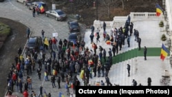 Pătrunderea în curtea Senatului s-a făcut ilegal. Jandarmii i-au identificat pe cei amendați pe baza fotografiilor și imaginilor de la protest.