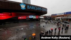 Люди в черзі на тестування на COVID-19 у Нью-Йорку