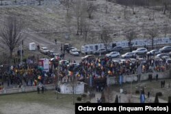 Protestatarii s-au adunat în fața Palatului Parlamentului de dimineață.