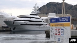 Vasul de croazieră Amore Vero al lui Igor Sechin, director executiv la Rosneft, a fost confiscat pe 3 martie= de autoritățile franceze.