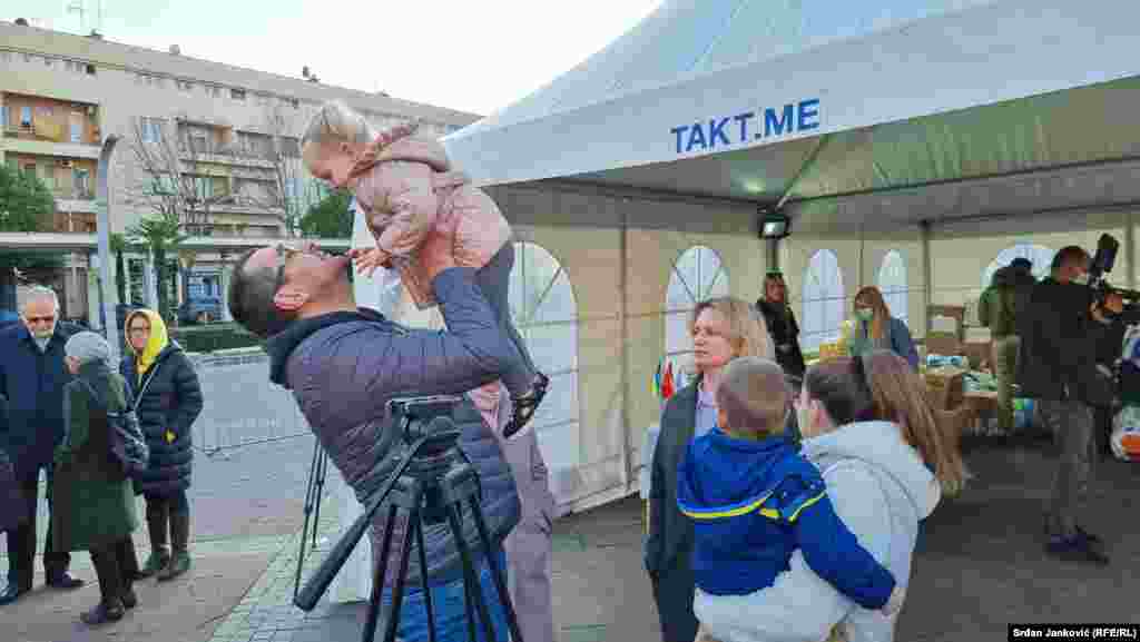 U Crnoj Gori živi više od dvije hiljade Ukrajinaca. Anton je jedan od njih koji sa porodicom živi u Crnoj Gori. Tu je, kaže, na sigurnom.&nbsp;"Ali moja majka je u Ukrajini, u Kijevu, i zbog toga je teško. Nadam se da će izdržati, nadam se da ćemo pobijediti", poručuje Anton za RSE i zahvaljuje Crnogorcima na humanosti.