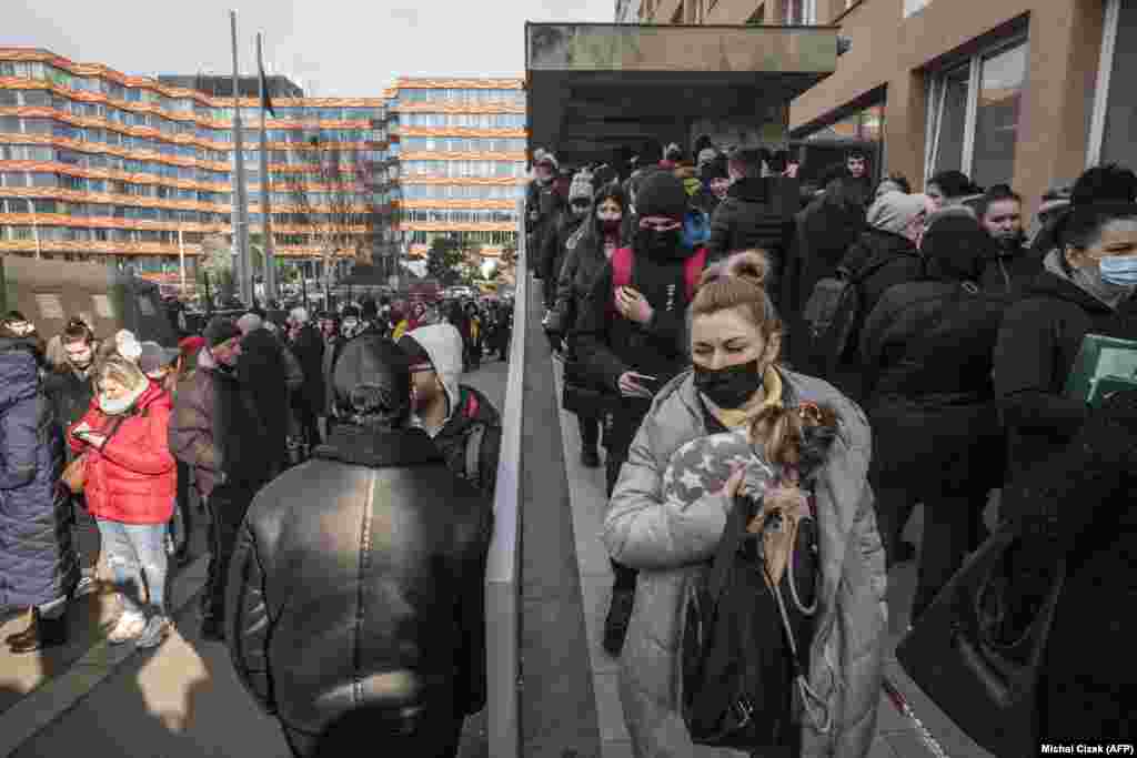 Refugiații ucraineni stau la coadă pentru a depune documentele necesare pentru obținerea permisului de staționare pe teritoriul Republicii Cehe. Până pe 2 martie, aproximativ 20.000 de migranți au ajuns din Ucraina, iar 14.000 s-au înregistrat la poliție până miercuri dimineață. Imagine din 2 martie 2022.&nbsp; &nbsp;
