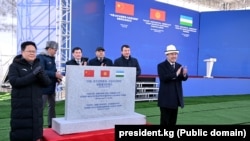 Президент Садыр Жапаров жана Кытай менен Өзбекстандын өкүлдөрү курулуш үчүн коюлган атайын ташты ачып, темир жол долбооруна символикалуу түрдө старт беришти. 27-декабрь, 2024-жыл