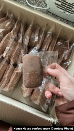 На кондитерській «Медовий дім» у Львові почали виробляти енергетичні батончики для військових