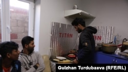 Бенгалдар калама бышырып жеп жатышат.