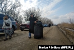 Trecerea frontierei este mai rapidă pentru pasageri, pentru că aceștia au prioritate în fața conducătorilor auto