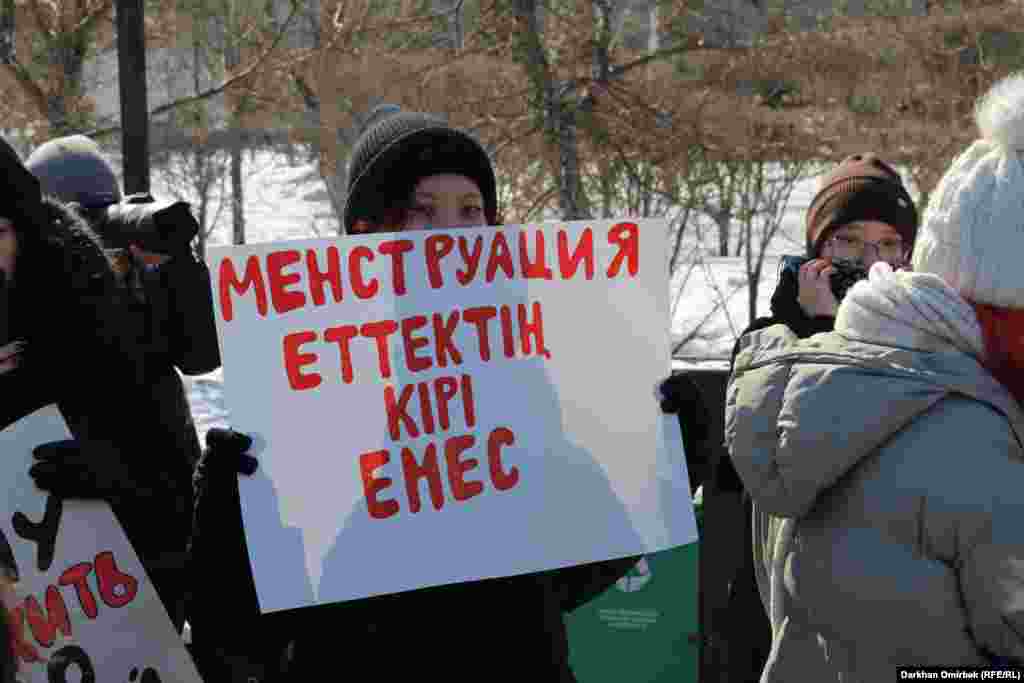 Феминистер қазақтың кей сөзі әйелді қорлайды деп санайды. "Менструацияның" қазақ тіліне "етеккір" деп аударылуы қате дейді.&nbsp;