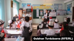 Кыргызстандагы мектептердин бири. Иллюстрациялык сүрөт.