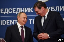 Presidenti i Rusisë, Vladimir Putin (majtas) me homologun e tij serb, Aleksandar Vuçiq, gjatë një takimi në Beograd, më 2019. Të dy liderët vazhdojnë të kultivojnë lidhje të forta me njëri-tjetrin. (Foto: AFP)