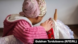 Бала эмизип аткан келин. 