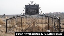 Могила Султана Кылычбека на кладбище под Алматы