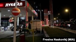 Редици на бензинските пумпи во Скопје по најавата за раст на цената на горивата, бензинска, нафта, бензин, Лукоил, илустрација 