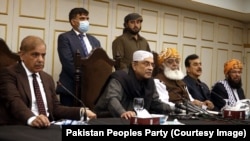 په اوسني حکومت کې شریکو ګوندونو تر دې وړاندې نه یوازې د یو بل پرضد انتخابات کړي بلکې د یو بل مخالفت یې کړی او پریو بل یې بېلا بېل تورونه هم لګولي دي.