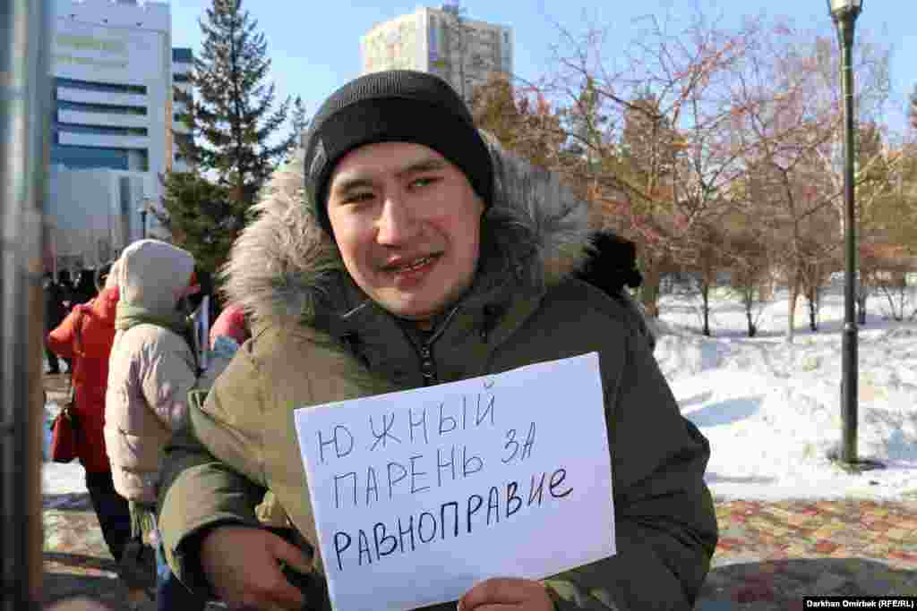 Өзің оңтүстік өңірдің тумасы ретінде таныстырған мына жігіт "оңтүстіктің жігіті де теңдікті қолдайды" дейді.