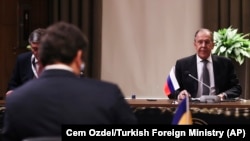 د اوکراین د بهرنیو چارو وزیر دمیترو کولیبا له خپل روسي سیال سرګي لاوروف سره