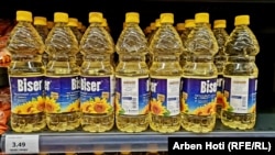 Çmimi për një litër vaj në Kosovë, nga 2.19 euro, të enjten u bë 3.49 euro.