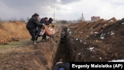 Братська могила загиблих цивільних на околиці Маріуполя 9 березня, 2022 року