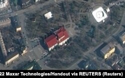 Супутниковий знімок ще цілого театру у Маріуполі з великими написами «Дети» став відомим по всьому світу