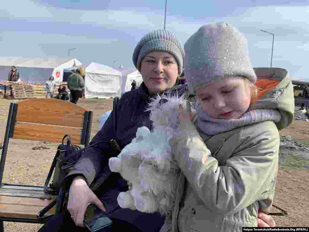 Ірина Шелеґ із 5-річною донькою Владою їде до друзів у Чехію. Жінка з дитиною виїхала &laquo;зеленим коридором&raquo; із Макарівського району Київщини. Там вони тиждень були без електропостачання і зв'язку, сиділи в підвалі. Виїхала з маленьким пакетиком, а речі дитині купувала вже дорогою. Влада тішиться своєю новою іграшкою &ndash; всі її забавки залишились вдома